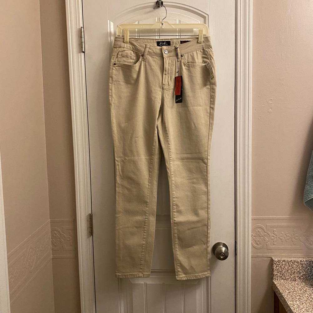 Off white skinny ankle jeans. NWT